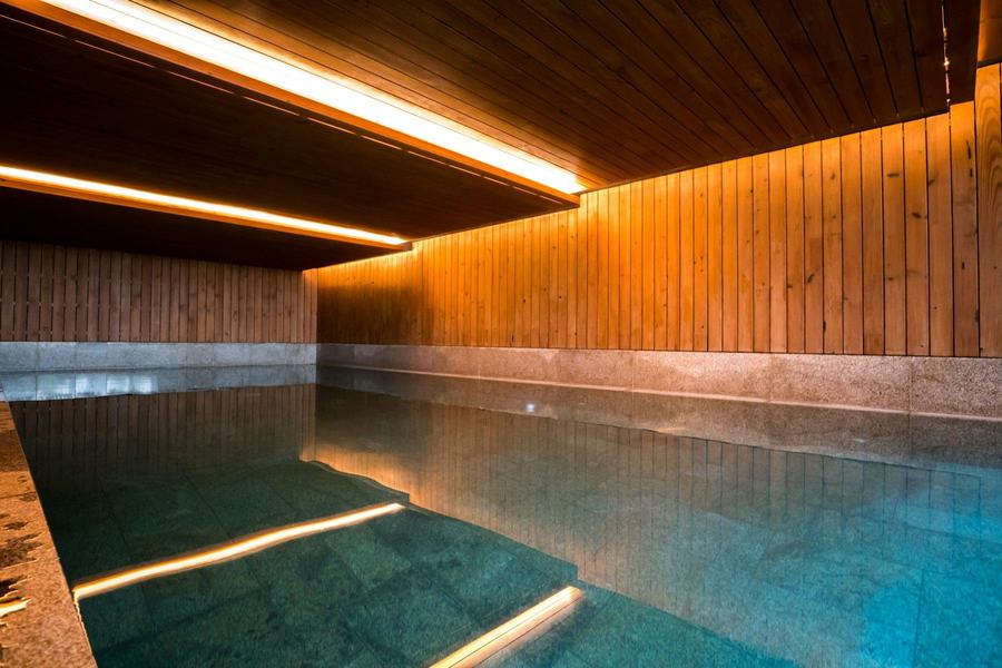 Ein leeres Hotel-Spa-Becken im warmen Abendlicht